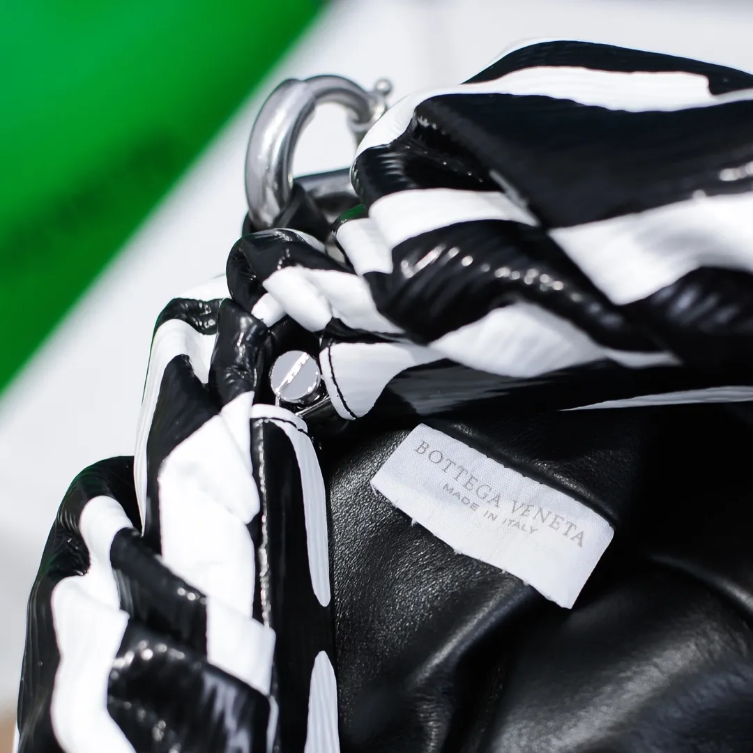 2020 new products will continue to upgrade the cloud bag to the вoттega veneтa chain cloud bag. It is still developed with imported original leather as standard. This hardware chain needs to be light on the upper body and can only be made of all-steel material. It is made of hollowed metal. You don’t have to worry about its weight. Major celebrity fashion bloggers have used it to attend fashion shows. Who can resist the charm of this large gold chain [smile] Style number: 6708# Size: 30*16*12